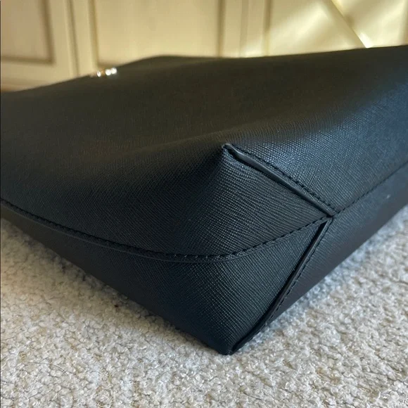 Beautiful Tory Burch Black Crossbody Bag - Picture 3 of 6